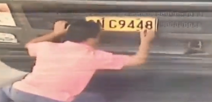 Video: Tài xế tự vẽ biển số để qua mắt camera giao thông