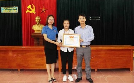 Khen thưởng nữ sinh lớp 12 nhặt được của rơi trả người đánh mất