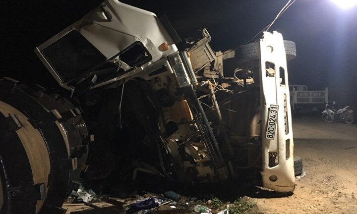 Lật xe tải chở công nhân thủy điện, 3 người thương vong