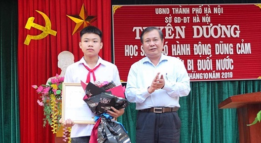 Hà Nội khen thưởng nam sinh lớp 9 dũng cảm cứu hai em nhỏ đuối nước