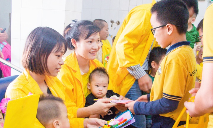 Học sinh Hà Nội tiết kiệm tiền, giúp đỡ 30 bà mẹ có con bị bại não