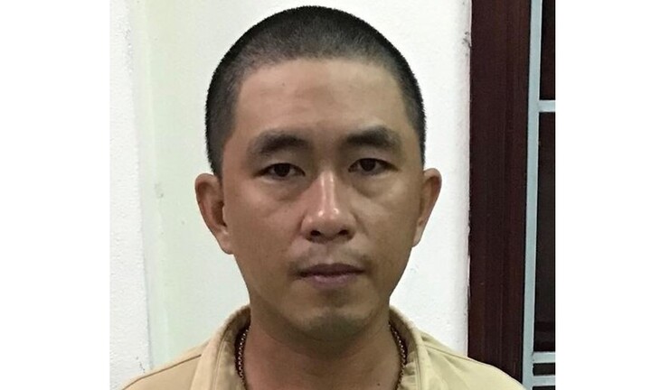 Kẻ ngáo đá ném cá thối, vàng mã vào trụ sở công an