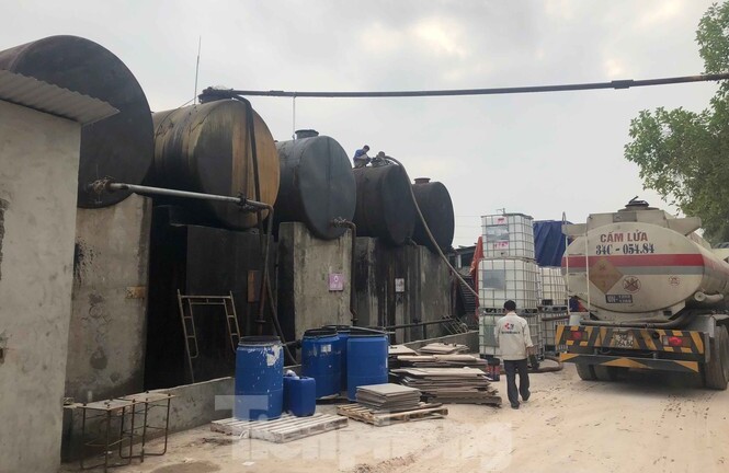 Mục sở thị kho chứa dầu thải đầu độc nước sạch sông Đà