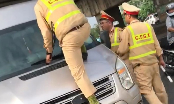 CSGT nhảy lên đầu ô tô, túm cần gạt nước vì tài xế không chịu dừng xe