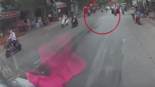 Clip: Hai xe máy trượt bánh ngã nhào vì vệt dầu loang trên đường