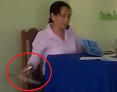 Đề xuất cảnh cáo cô giáo ném vở học sinh xuống nền gạch