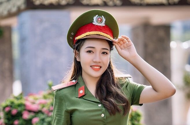 Nữ thủ khoa Học viện Cảnh sát Nhân dân rạng rỡ trong bộ ảnh kỷ yếu