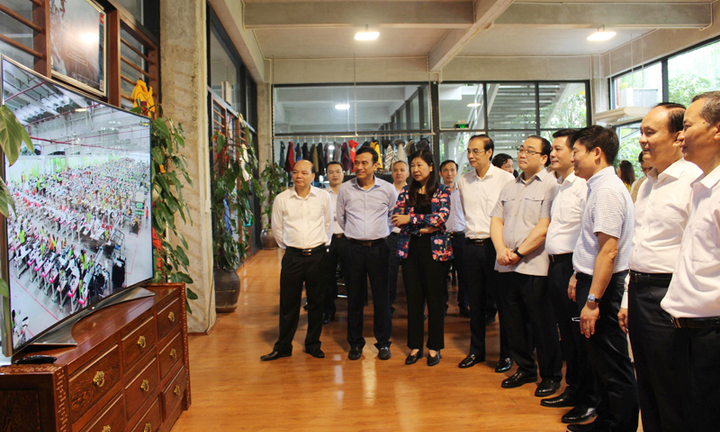 Đoàn công tác thành phố Hà Nội thăm Công ty CP sản xuất hàng thể thao MXP