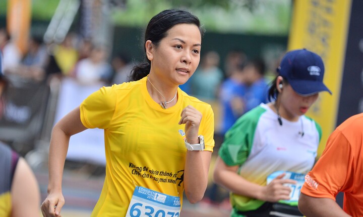 Doanh nhân Trần Uyên Phương truyền thông điệp bảo vệ môi trường qua đường chạy 10km