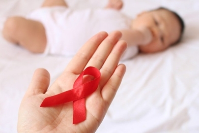 Gần 900 trẻ nhiễm HIV nghi do bác sĩ dùng lại ống tiêm