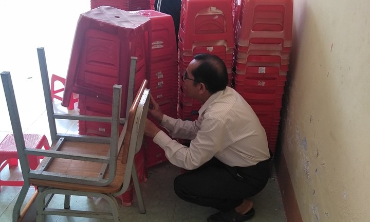 Thầy giáo chơi trò trốn tìm 'đốn tim' dân mạng