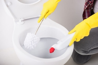 Vợ để chất tẩy rửa nhà vệ sinh trong chai nước ngọt, chồng uống nhầm phải nhập viện