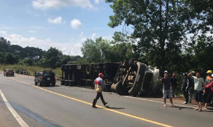 Lật xe container trên đường Hồ Chí Minh, 4 người bị thương nặng