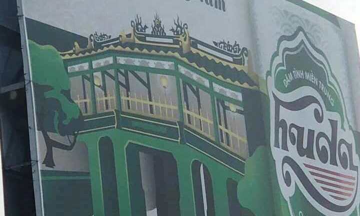 Tháo 2 pano quảng cáo có hình lon bia chèn lên biểu tượng Chùa Cầu gây phản cảm