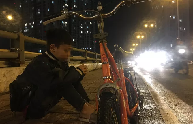 Thảm cảnh những đứa trẻ bị cha mẹ ruột đẩy ra đường ăn xin, bị con nghiện trấn lột như cơm bữa