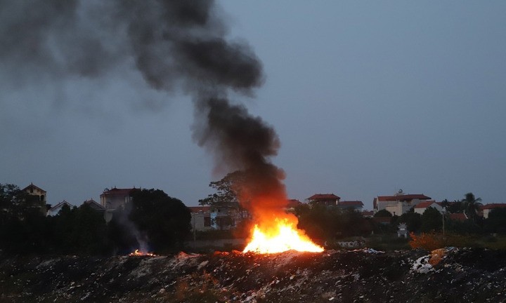 Khói đốt vải khét lẹt đầu độc dân làng vải vụn ở ngoại thành Hà Nội