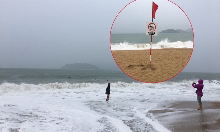 Mặc cảnh báo bão số 6, du khách Nha Trang vẫn ra biển chụp hình 'sống ảo'