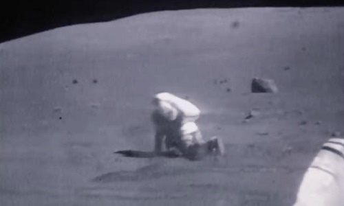 Video: Phi hành gia tàu vũ trụ Apollo 17 bị ngã trên Mặt Trăng