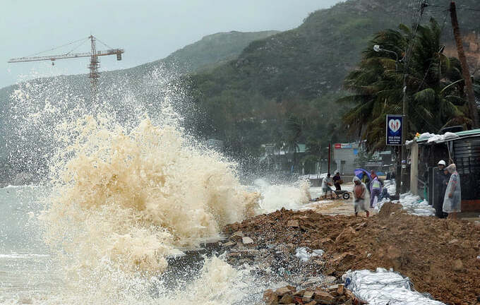Bão số 6 suy yếu thành áp thấp nhiệt đới, Đông Nam Bộ và Tây Nguyên mưa lớn
