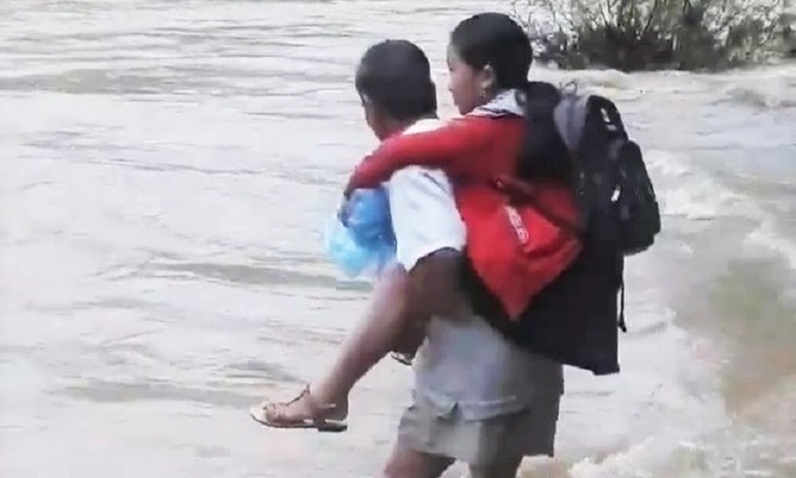 Thót tim cảnh người cha cõng con băng dòng nước chảy xiết đến trường