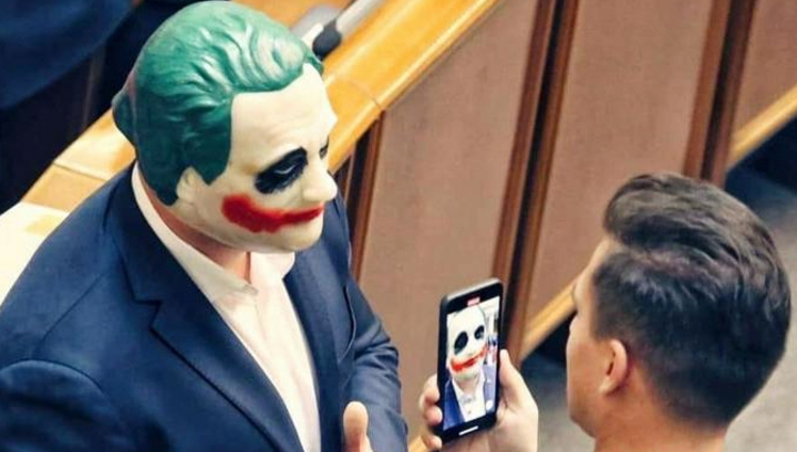Video: Nghị sĩ Ukraine đeo mặt nạ Joker đến họp Quốc hội