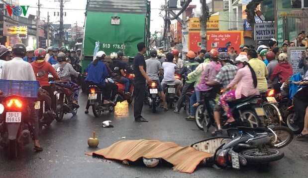 Xe chở rác nghênh ngang vượt ẩu, Quốc lộ 50 thành 'cung đường tử thần'