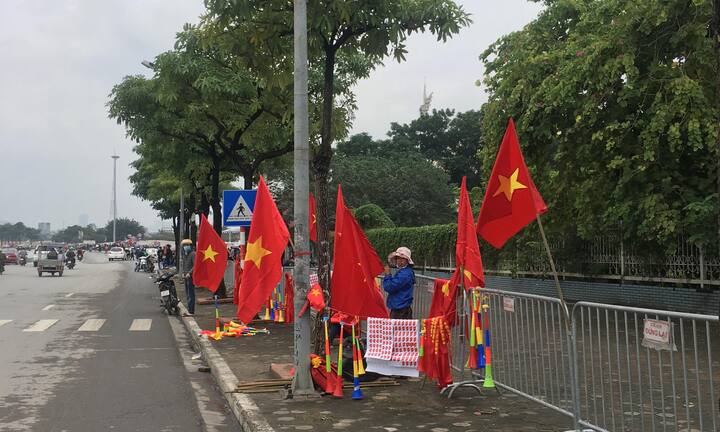 Việt Nam vs UAE: Hàng quán 'nóng' trước giờ bóng lăn