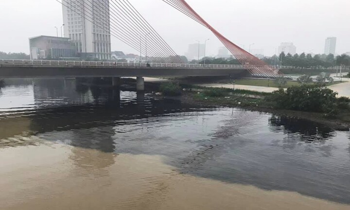 Công an lấy mẫu nước, điều tra thủ phạm xả thải ‘đầu độc’ sông Hàn