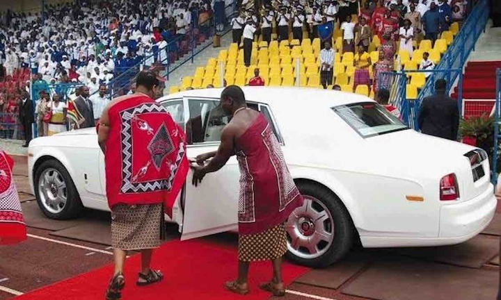 Vị Vua chơi trội sắm 19 xe Rolls-Royce tặng các bà vợ