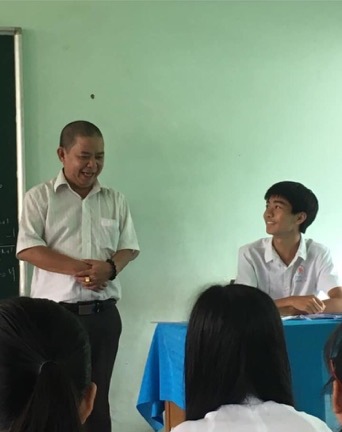 Thầy giáo 'đổi vai' học sinh gây 'bão' mạng