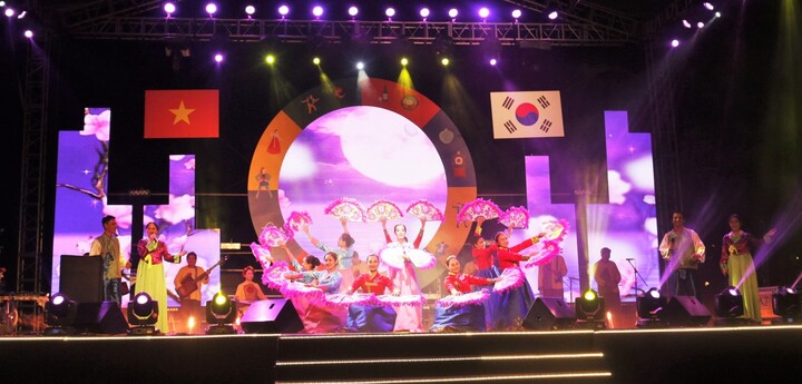 Đoàn nghệ thuật múa và ca sĩ nổi tiếng Hàn Quốc khuấy động phố cổ Hội An