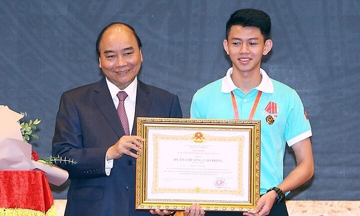 Chàng trai Nghệ An nhận huân chương lao động hạng nhì