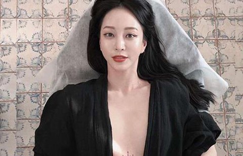 Han Ye Seul khoe hình xăm giữa ngực ở tuổi U40