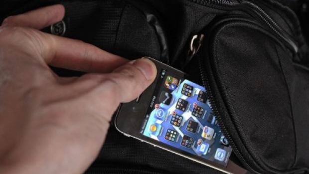 Bắt lái xe taxi lục ba lô, trộm iphone X của cảnh sát 'Tây' ở Hà Nội