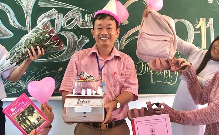 Thầy giáo bắt trend 'lớp học tông xoẹt tông' cùng học sinh dịp 20/11