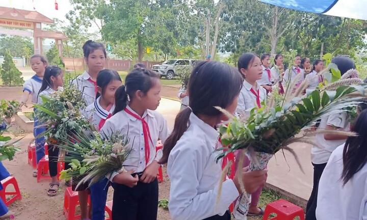 Học sinh miền núi Quảng Trị hái hoa rừng tặng thầy cô ngày 20/11