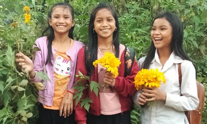 Cảm động học sinh bắt cá bống tặng cô ngày 20/11