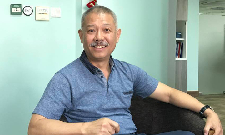 'Giáo sư quần đùi' Trương Nguyện Thành vào 'vai' học sinh, khẩn cầu thầy cô dịp 20/11