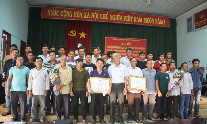 Khen thưởng tàu cá cứu 41 ngư dân Quảng Nam gặp nạn ở Trường Sa