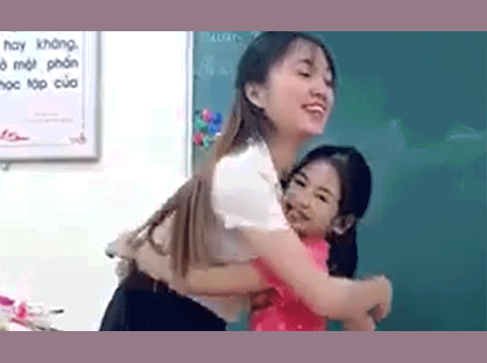 Video: Cô giáo ôm từng học trò khiến người xem xúc động