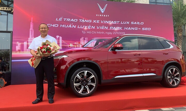 Liên tục lập công, HLV Park Hang Seo được tặng những xe nào?