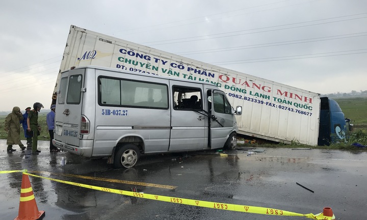 Container tông trực diện xe khách, 13 người thương vong