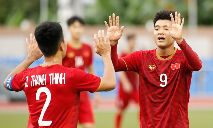 Đội trưởng Thanh Thịnh kiến tạo, Hà Đức Chinh lập cú đúp cho Việt Nam