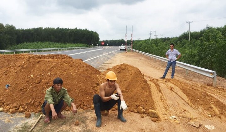 Hàng loạt xe khách chạy ‘chui’ trên cao tốc La Sơn - Túy Loan để né trạm thu phí