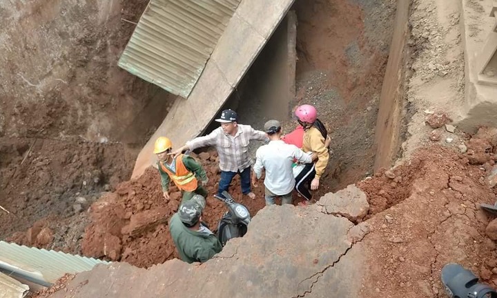 Đi xe máy qua cầu tạm bất chấp biển cấm, người phụ nữ rơi xuống vực