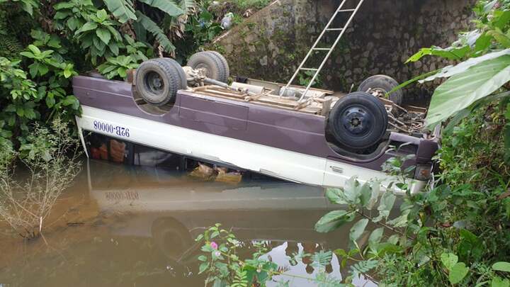 Tránh xe tải, xe khách 24 chỗ lao thẳng xuống cầu