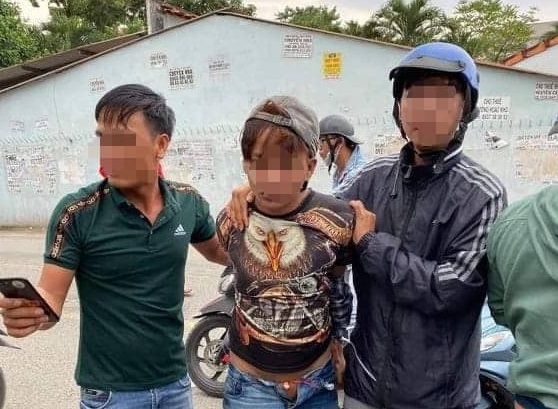 Bé gái 14 tuổi tố bị ép quan hệ tình dục bằng ảnh nóng