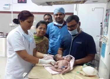 Kỳ lạ: Bà mẹ sinh con 2 đầu, 3 tay