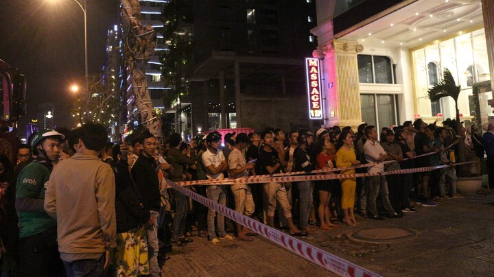 Giải cứu nam thanh niên đu mình trên tầng 20 của khách sạn ở Đà Nẵng