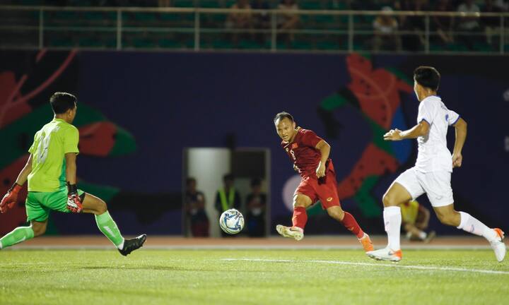 Video: Trọng Hoàng ghi bàn thắng tại SEA Games sau 10 năm